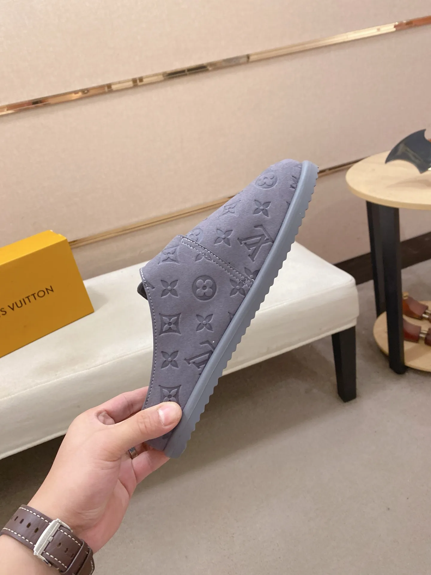 Men's shoes 💰: 360💰LV made 🔍Top purchasing agents, men's spring and summer slippers are available at the same counter. The uppers are made of Italian imported denim with logo graphics and high-quality craftsmanship. The soles are original soles specially provided by the original factory. The exclusive movable molded soles are super comfortable. Original factory follow-up products. 🔍🔍High quality. You can enter and exit the counter at will. Welcome to compare. The code number is 38-44.